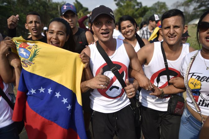 Venezolanos camino al concierto.