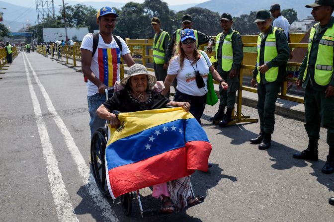 Venezolanos cruzan la frontera para asistir al Venezuela Aid Live.