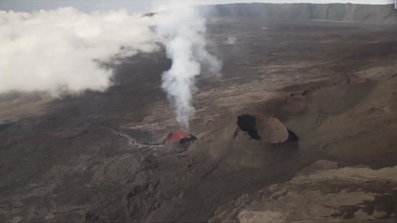 CNNE 618692 - #laimagendeldia- volcan piton de la fournaise es una atraccion turistica