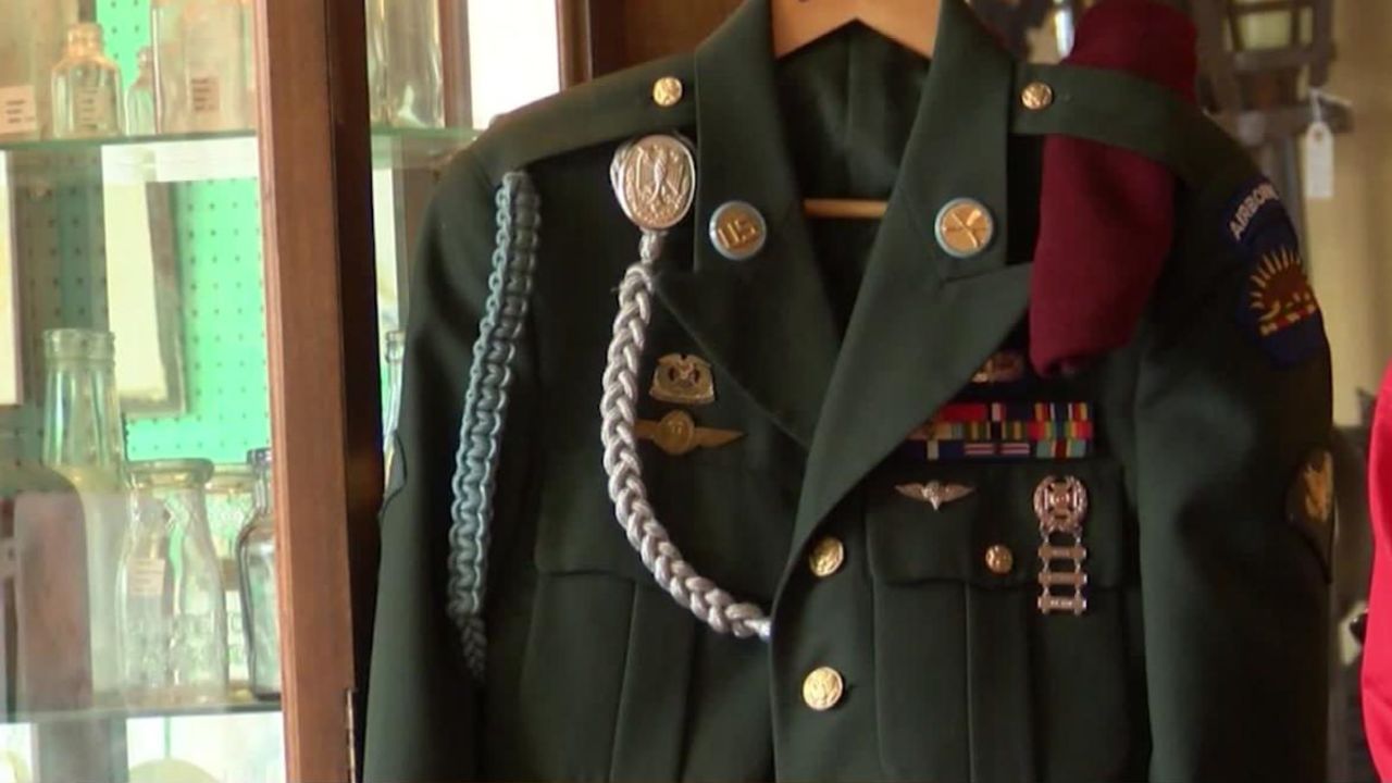 CNNE 618694 - #estonoesnoticia- encuentran uniforme militar tras desaparicion