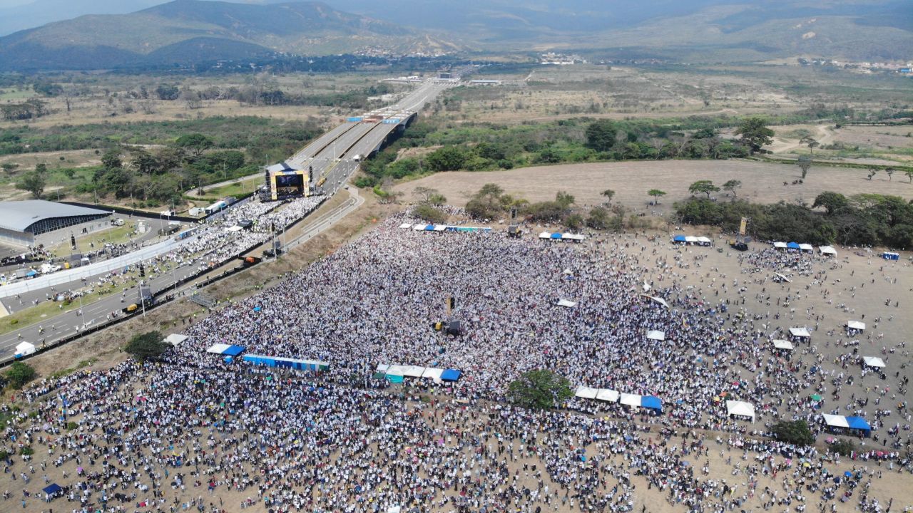 This aerial view taken from the Colombian side of Tienditas International Bridge at the border between Colombia and Venzuela, on February 22, 2019 shows the stage of "Venezuela Aid Live" concert, organized by British billionaire Richard Branson to raise money for the Venezuelan relief effort. On the backgroung Venezuelan side where a goverment-sponsored concert is scheduled to take place later today. - Venezuela's political tug-of-war morphs into a battle of the bands on Friday, with dueling government and opposition pop concerts ahead of a weekend showdown over the entry of badly needed food and medical aid. (Photo by Edinson ESTUPINAN / AFP)