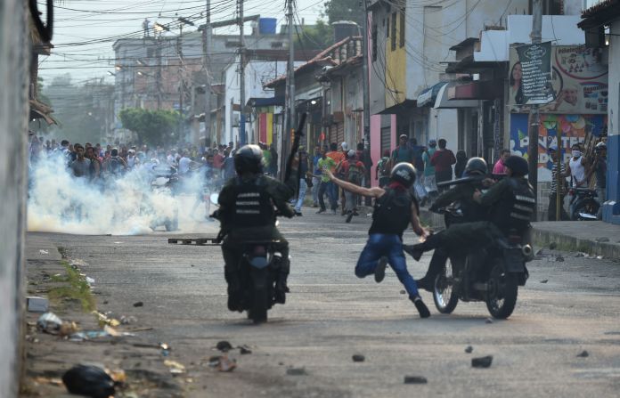 Miembros de la Guardia Nacional se enfrentan con manifestantes en el poblado fronterizo de Ureña.