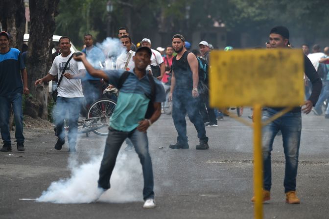 Los manifestantes en Ureña, Táchira, piden que se reabran los puentes que el gobierno de Maduro ordenó cerrar el viernes.