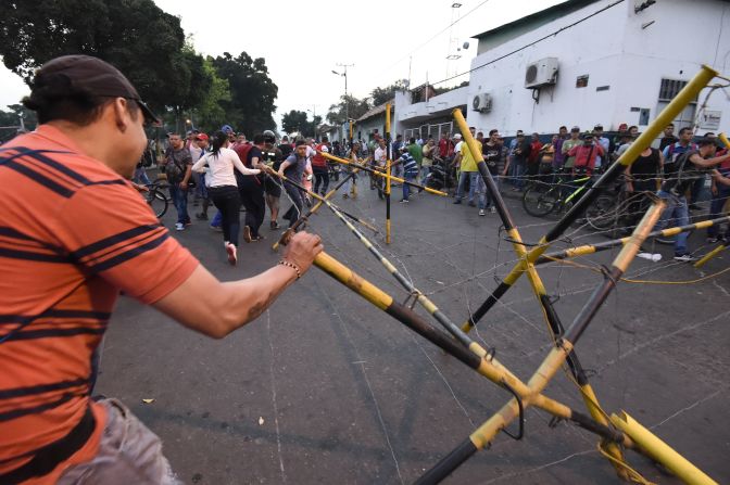 Venezolanos intentan desmantelar una barrera en Ureña.