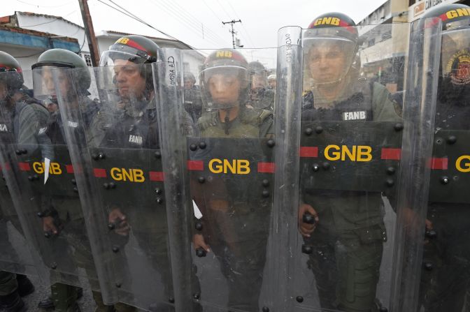 Venezolanos intentan desmantelar una barrera en Ureña.