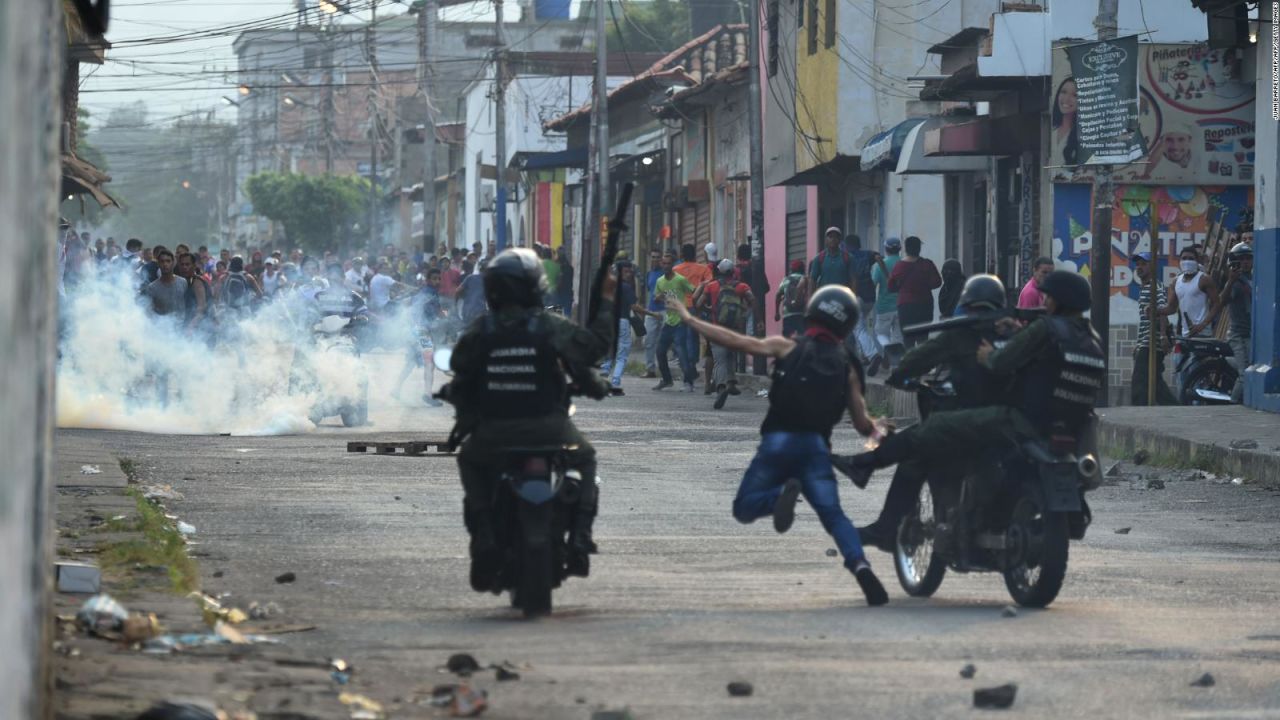 CNNE 618935 - tension en la frontera- militares venezolanos disparan gases