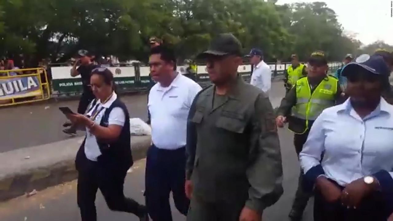 CNNE 618944 - momento en que soldado venezolano deserto en la frontera