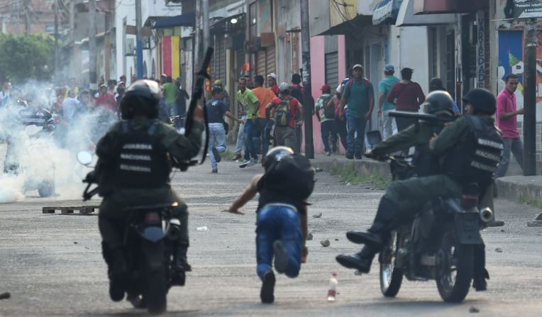 Choque entre manifestantes y militares en Ureña.