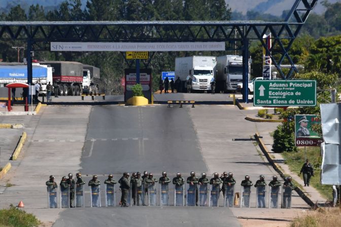 La policía antidisturbios de Brasil está de guardia en la frontera con Venezuela, en Pacaraima, estado de Roraima, Brasil,.