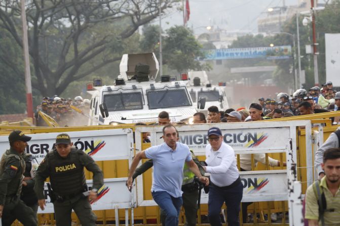 Una tanqueta de las autoridades venezolanas entró a Colombia desde el lado venezolano en el puente internacional Simón Bolívar en Cúcuta.