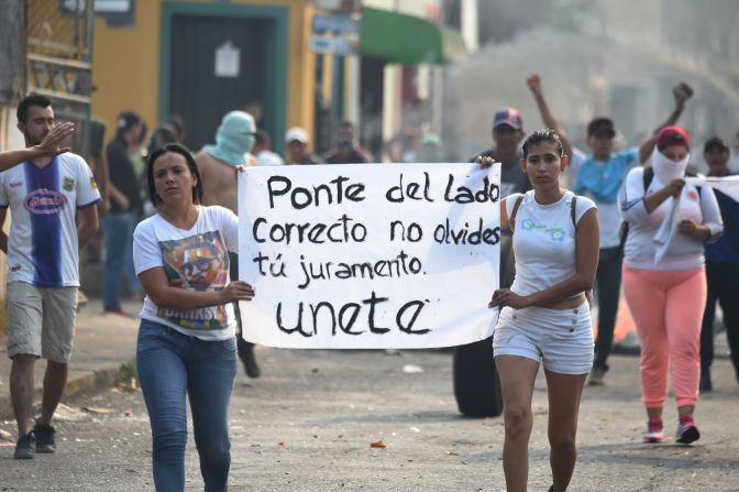 Venezolanos realizan una protesta en la ciudad fronteriza de Ureña, Táchira.
