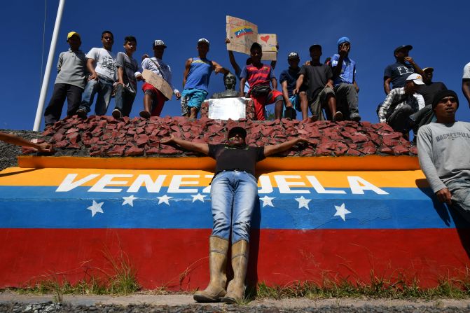La gente en la frontera entre Brasil y Venezuela en Pacaraima, estado de Roraima, Brasil, se manifiesta.