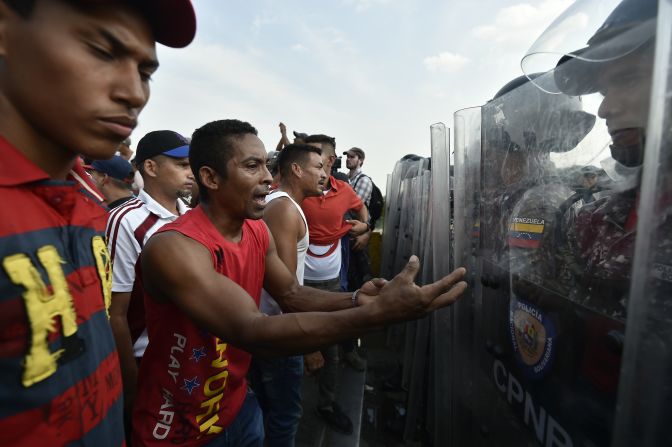 Venezolanos se enfrentan a policías nacionales para exigir el ingreso de la ayuda humanitaria.