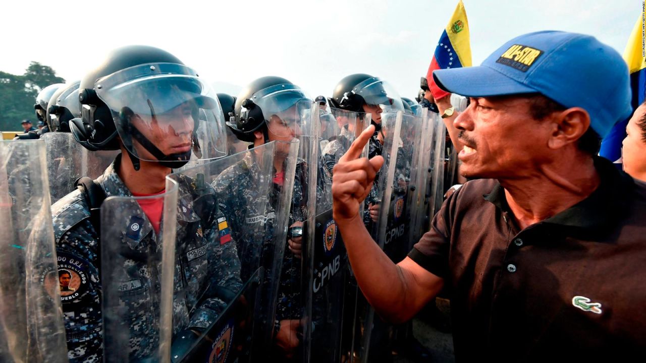 CNNE 618999 - venezolanos en la frontera exigen el ingreso ayuda humanitaria