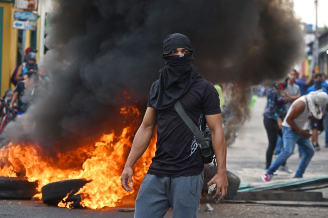 Venezolanos se enfrentan a miembros de la Guardia Nacional en el pueblo fronterizo Ureña después de que el gobierno de Nicolás Maduro ordenara el cierre temporal de la frontera con Colombia.