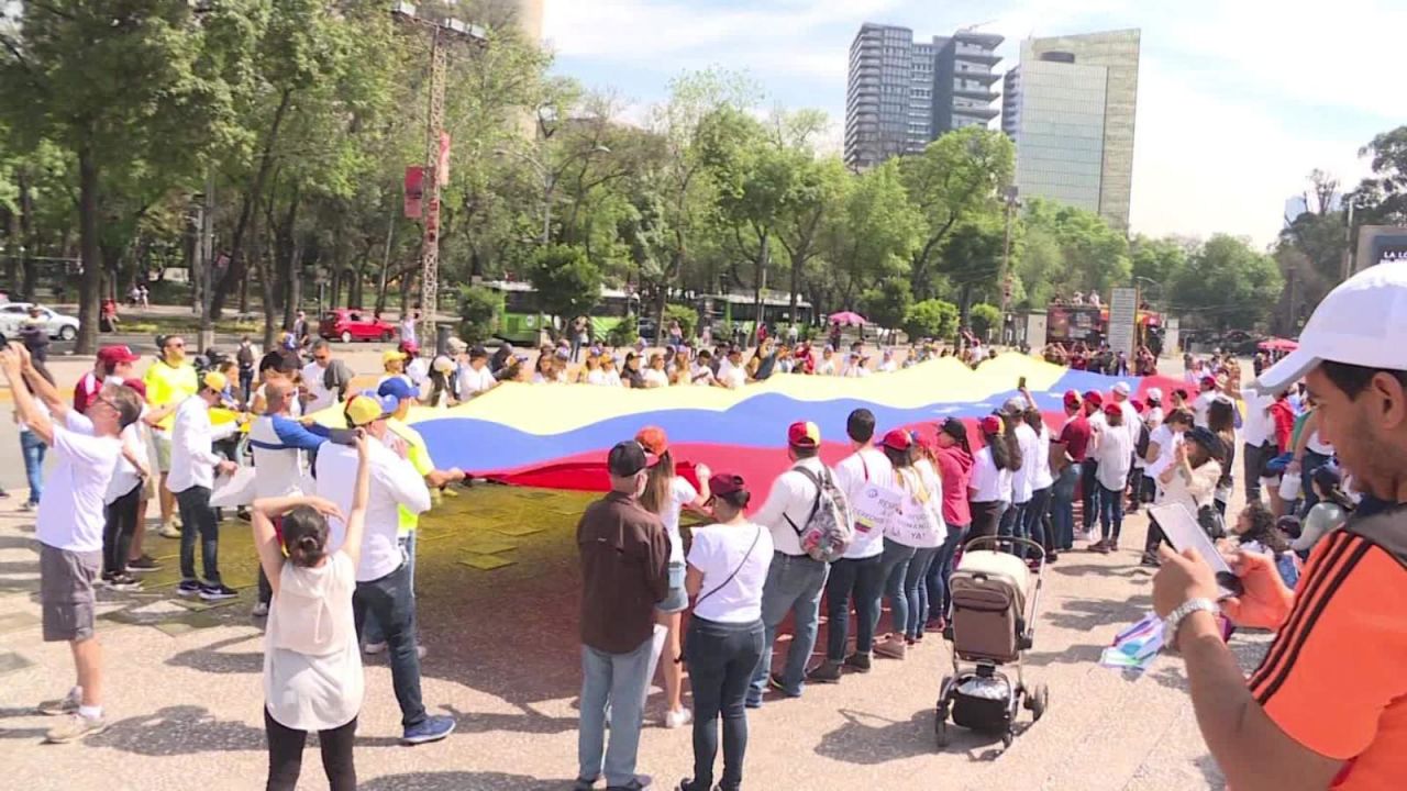 CNNE 619103 - venezolanos en mexico marchan a favor de juan guaido