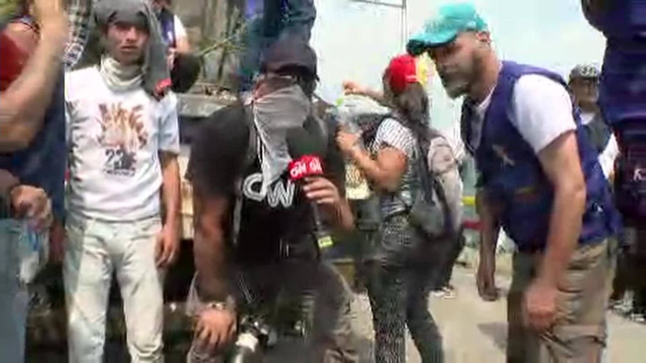 CNNE 619105 - voluntarios se resguardan de ataques de la policia nacional bolivariana