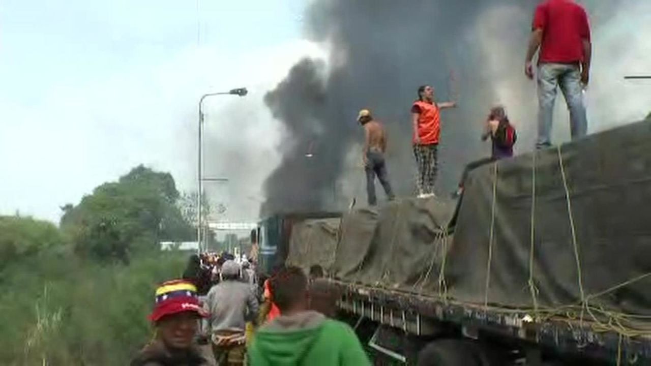 CNNE 619120 - arden camiones con ayuda humanitaria entrando a venezuela