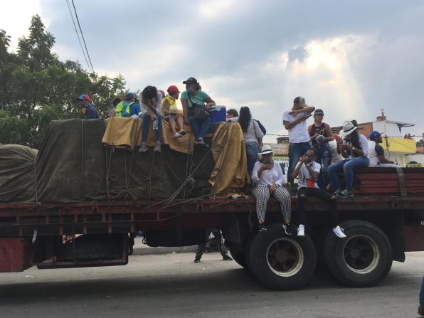 Camiones con ayuda humanitaria permanecen del lado colombiano en el Puente Internacional Simón Bolívar.