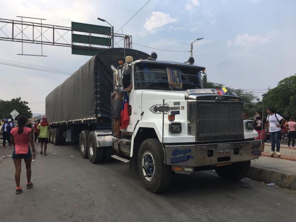 Al menos dos camiones con ayuda humanitaria fueron incendiados mientras intentaban cruzar de Colombia a Venezuela por la zona de Ureña. En la foto, uno de los camiones en el Puente Simón Bolívar. Camiones con ayuda humanitaria permanecen del lado colombiano en el Puente Internacional Simón Bolívar.
