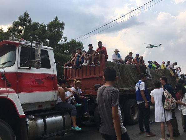 La operación para pasar la ayuda humanitaria al otro lado de la frontera contemplaba que los camiones avanzaran lo más que pudieran y luego se formaría una cadena humana para pasar las provisiones.
