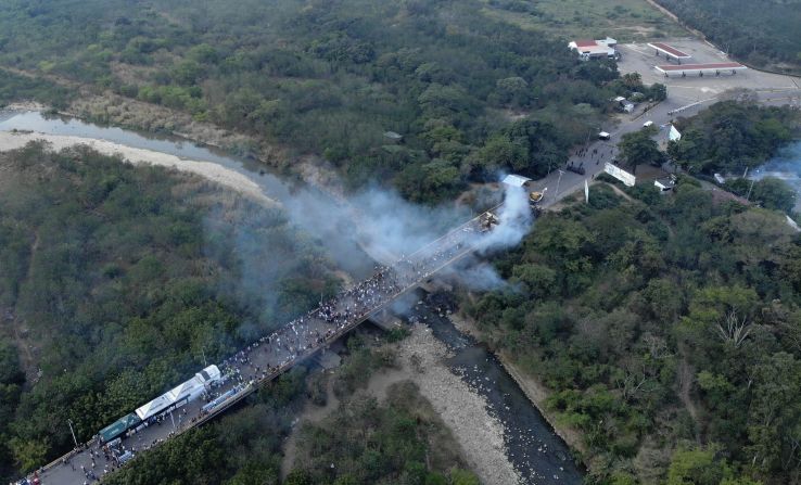 Imagen aérea muestra a los manifestantes y el humo que sale de camiones incendiados que llevaban ayuda humanitaria en el puente Francisco de Paula Santander, entre Cúcuta y Ureña.