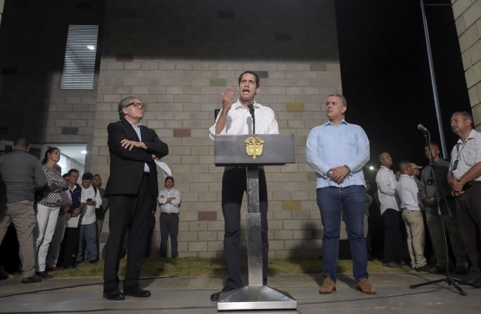 El líder opositor Juan Guaidó, junto a Luis Almagro e Iván Duque, en conferencia de prensa en una bodega en el puente Tienditas en Cúcuta.