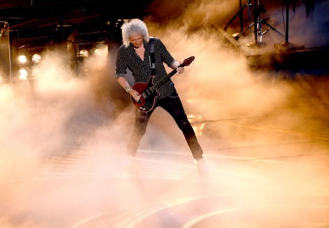 Brian May toca con Queen durante la apertura de los premios Oscar 2019.