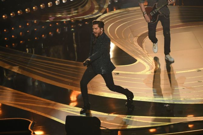 Adam Lambert canta con Queen durante la apertura de los premios Oscar 2019. Bohemian Rhapsody, una película sobre la vida de Freddy Mercury, está nominada a mejor película, entre otras.