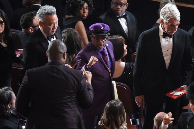 Brian May toca con Queen durante la apertura de los premios Oscar 2019.