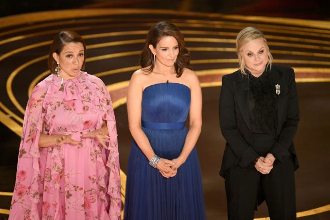 Maya Rudolph, Tina Fey, y Amy Poehler presentan el premio a mejor actriz de reparto.