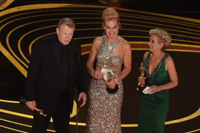 Gregg Cannom, Kate Biscoe y Patricia Dehaney reciben el Oscar por mejor maquillaje por la película "Vice" (VALERIE MACON/AFP/Getty Images).