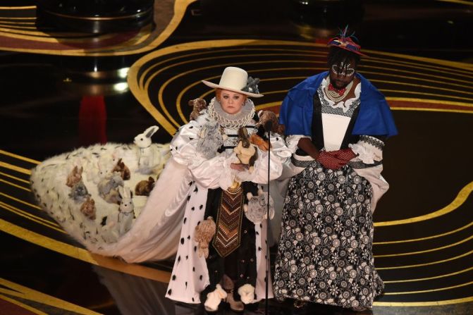 Melissa McCarthy y Brian Tyree Henry presentan el Oscar a mejor vestuario (VALERIE MACON/AFP/Getty Images).