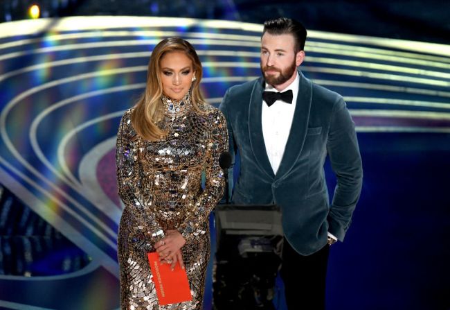 Jennifer López y Chris Evans anuncian el premio a mejor diseño de producción en la noche de los Oscar (Kevin Winter/Getty Images).