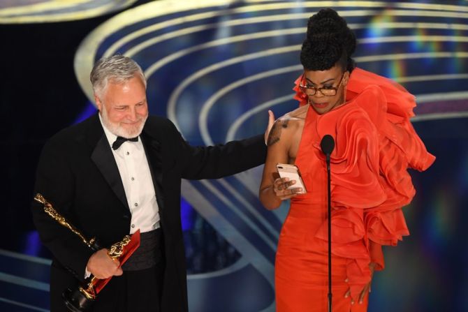 El premio a mejor diseño de producción fue para "Black Panther". Lo recibieron Jay Hart y Hannah Beachler (VALERIE MACON/AFP/Getty Images).