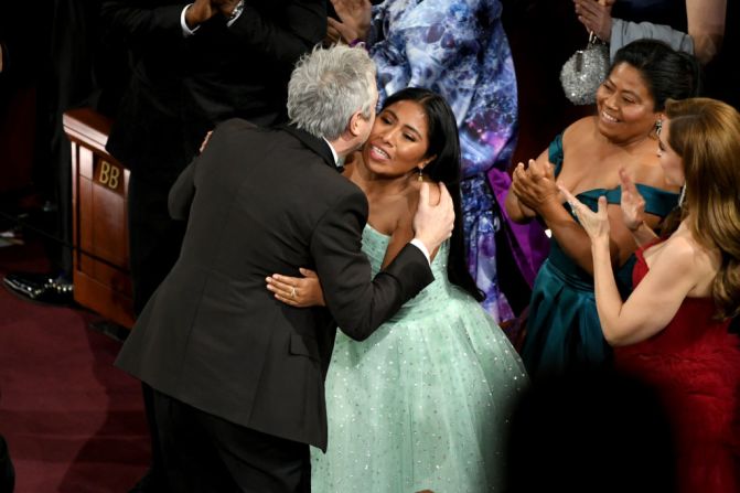 Alfonso Cuarón besa a Yalitza Aparicio después de recibir el premio de mejor cinematografía por "Roma" (Kevin Winter/Getty Images).