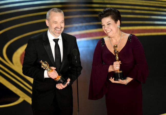 John Warhurst y Nina Hartstone reciben el premio a mejor edición de sonido (Kevin Winter/Getty Images).