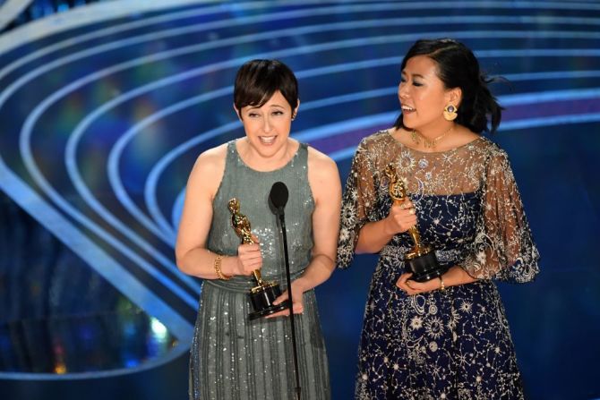 "Bao" ganó como mejor corto animado. Domee Shi y Becky Neiman-Cobb recibieron el premio (VALERIE MACON/AFP/Getty Images).