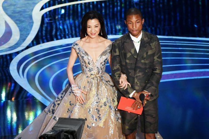 Michelle Yeoh y Pharrell Williams (Kevin Winter/Getty Images).