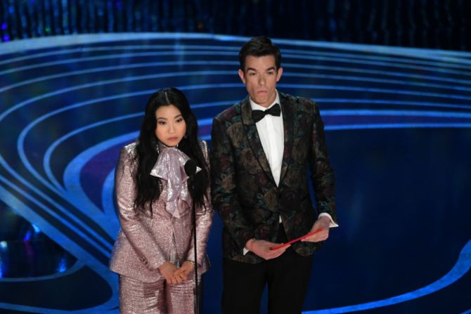 La rapera Awkwafina y el comediante John Mullaney (Kevin Winter/Getty Images).