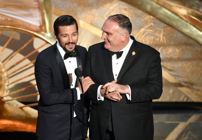 El actor Diego Luna y el chef José Andrés (Kevin Winter/Getty Images).