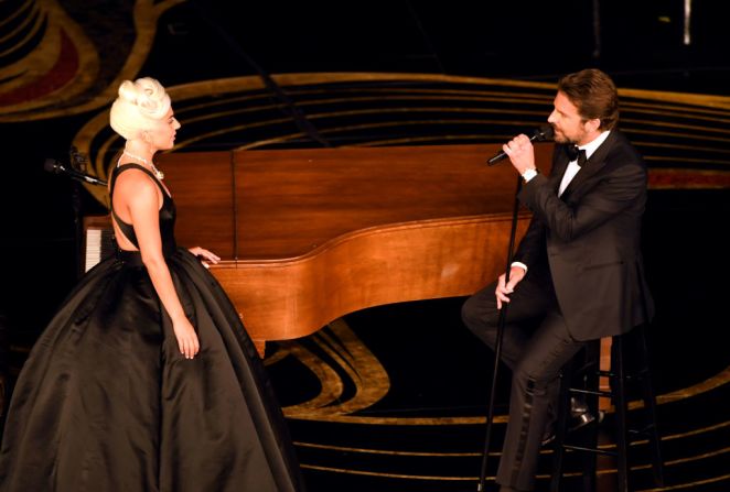 Lady Gaga y Bradley Cooper cantan "Shallow" (Kevin Winter/Getty Images).