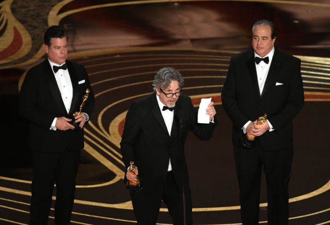 Brian Currie, Peter Farrelly, y Nick Vallelonga reciben el premio a mejor guión por "Green Book" (Kevin Winter/Getty Images).