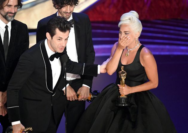 Andrew Wyatt, Mark Ronson, Anthony Rossomando y Lady Gaga reciben el Oscar a mejor canción original por "Shallow" de la película "A Star Is Born" (Kevin Winter/Getty Images).