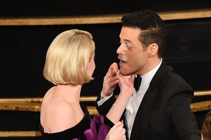 Rami Malek es besado por su novia y compañera de set en "Bohemian Rhapsody" Lucy Boynton (VALERIE MACON/AFP/Getty Images).