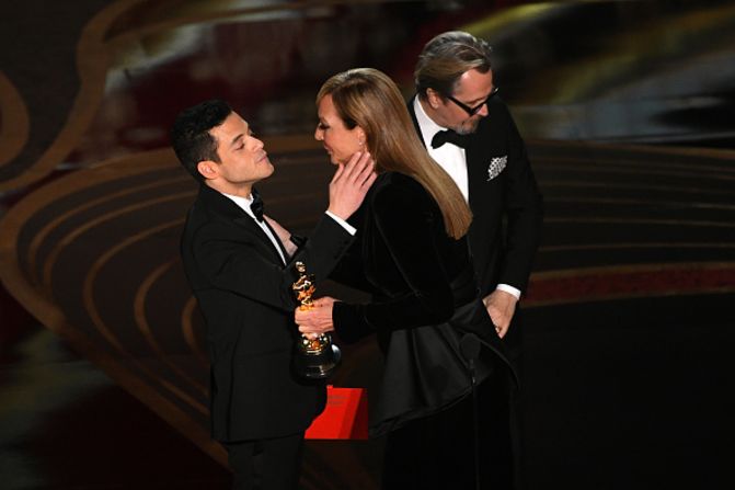 Rami Malek saluda a Allison Janney y Gary Oldman (Kevin Winter/Getty Images).