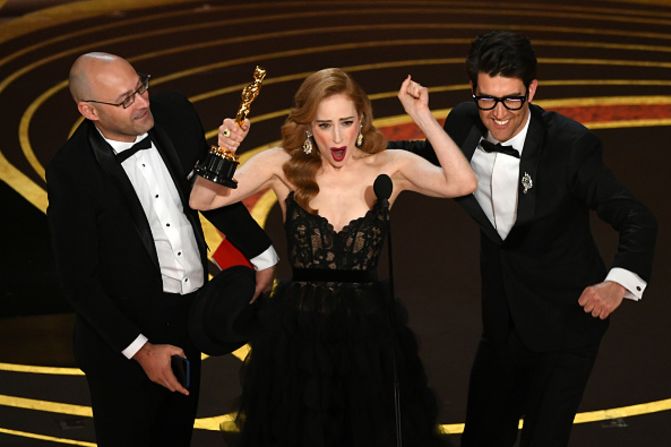 Jaime Ray Newman y Guy Nattiv reciben el Oscar a mejor corto (Kevin Winter/Getty Images).