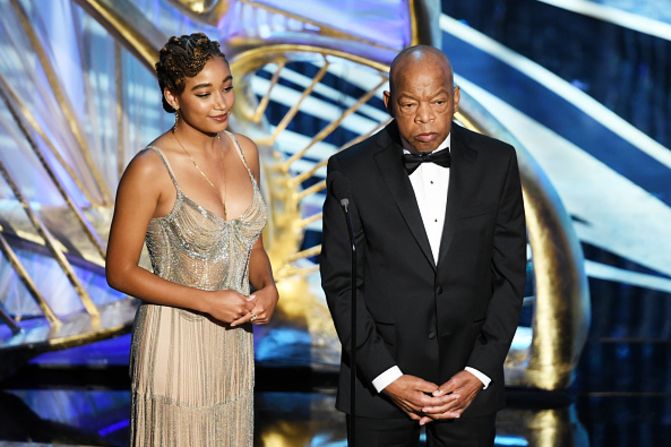 La actriz Amandla Stenberg y el congresista John Lewis (VALERIE MACON/AFP/Getty Images).