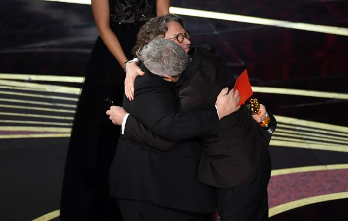 Alfonso Cuarón y Guillermo del Toro se abrazan en la entrega del Oscar a mejor director para Cuarón por "Roma" (Kevin Winter/Getty Images).