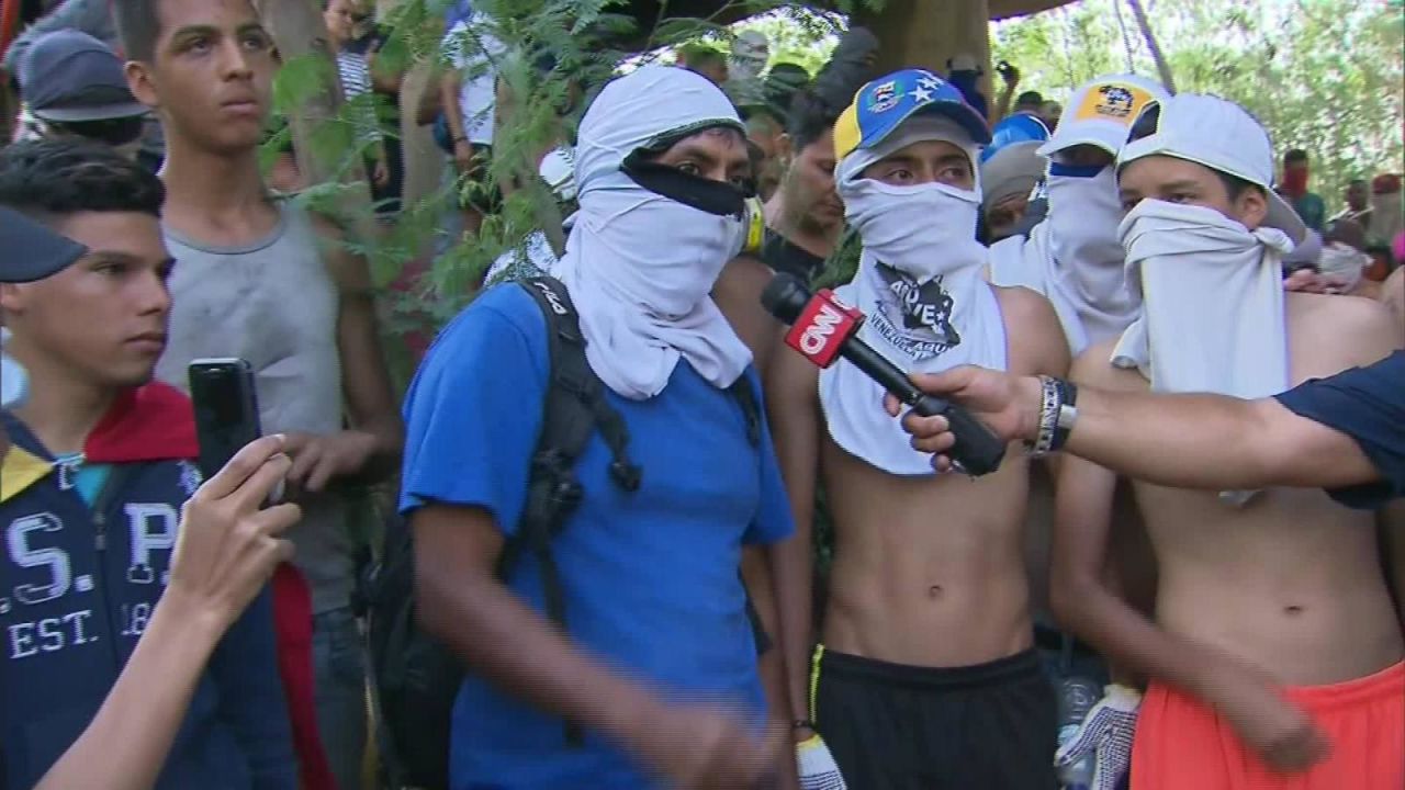 CNNE 619519 - la resistencia- jovenes venezolanos gritan "¡fuera maduro!"